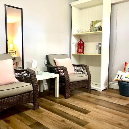 Cozy & Convenient 2-Bedroom Apartment With Private Entrance Toronto Eksteriør bilde
