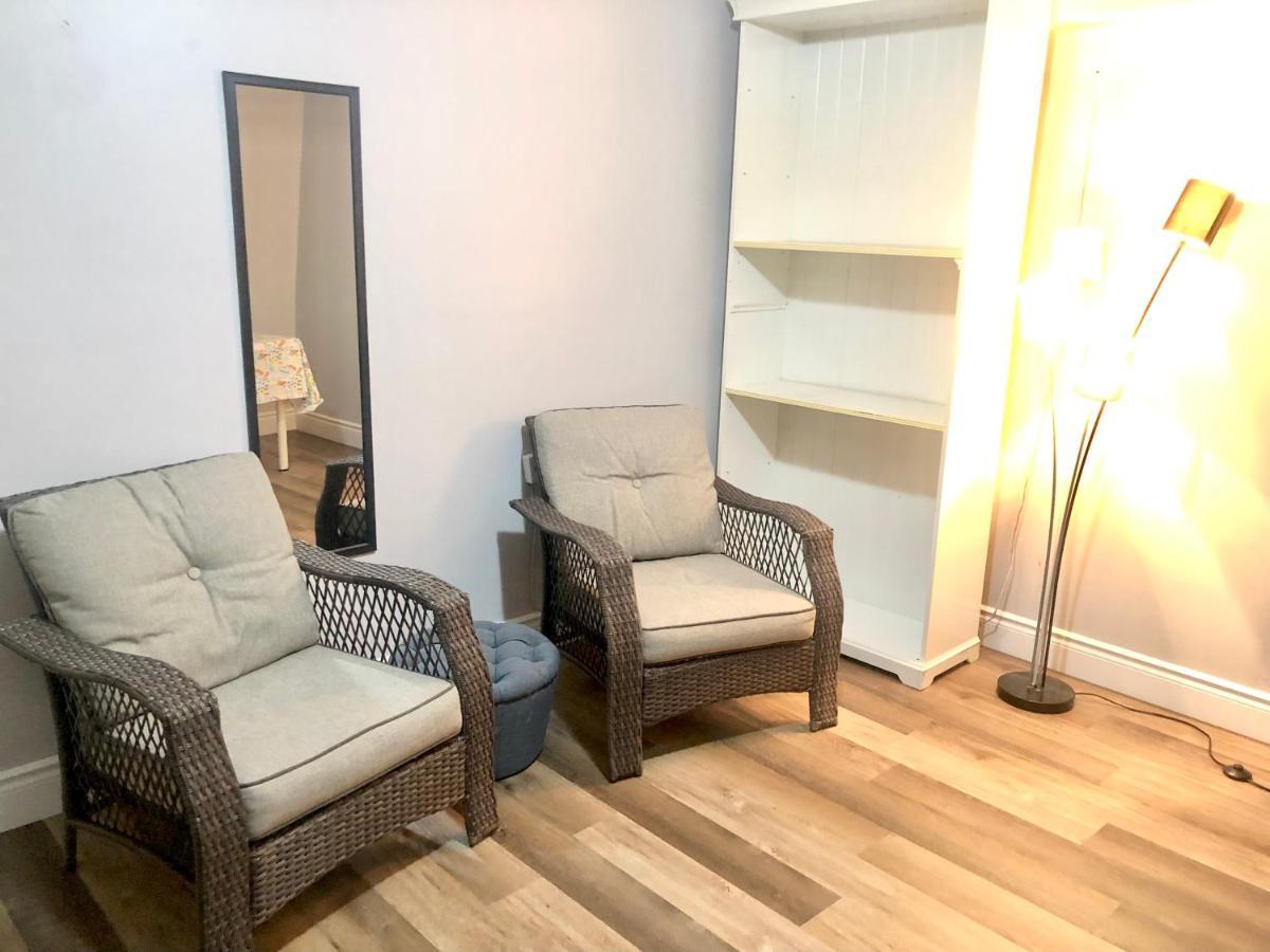 Cozy & Convenient 2-Bedroom Apartment With Private Entrance Toronto Eksteriør bilde