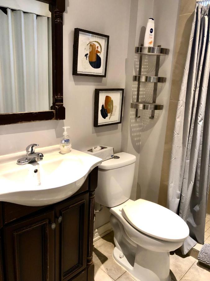 Cozy & Convenient 2-Bedroom Apartment With Private Entrance Toronto Eksteriør bilde