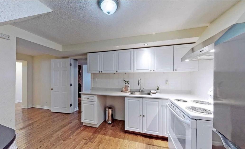 Cozy & Convenient 2-Bedroom Apartment With Private Entrance Toronto Eksteriør bilde