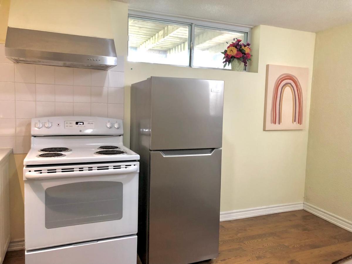 Cozy & Convenient 2-Bedroom Apartment With Private Entrance Toronto Eksteriør bilde